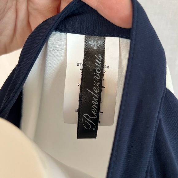 Sleeveless v-neck blouse - Picture 3 of 4